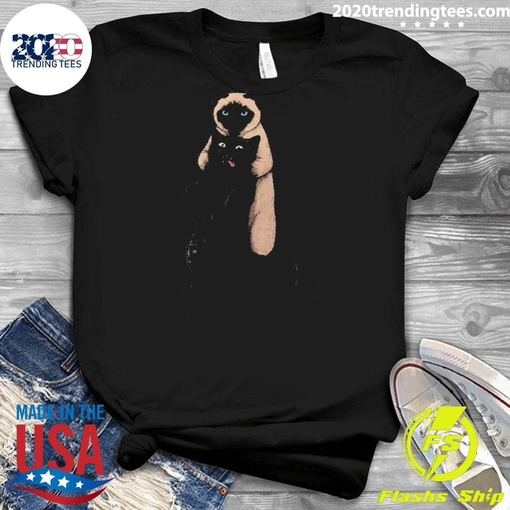 Funny Hugging Cats Headlocking Graphic Tee – Siamese and Grey Cat Meme Shirt